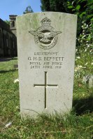 Lt GHD Bennet's gravestone in the churchyard